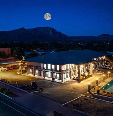 Kokopelli Inn Sedona at night